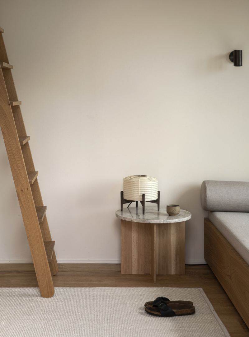 Karimoku Case Study mobiliario a medida Norm Architects Archipelago House: detalle habitación con lámpara de mesilla realizada en papel y madera estilo japonés