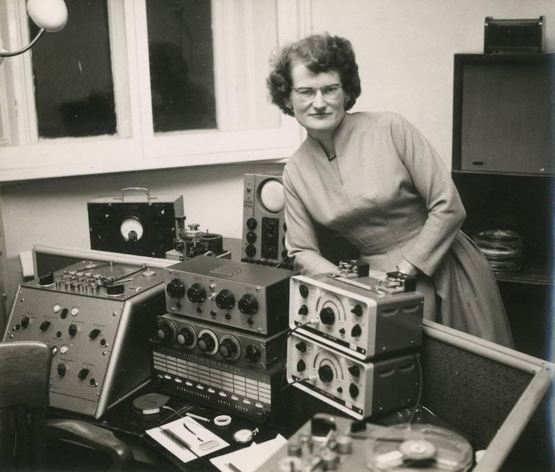 CTM 2021 foto de una mujer frente a sintetizadores
