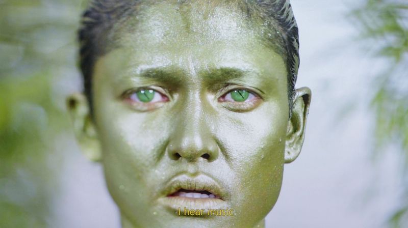 Ficciones ecológicas fotograma con una cara de un joven pintada de dorado