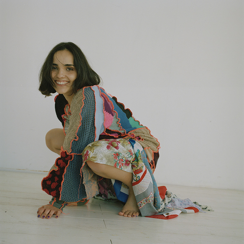 Katrin Vankova. retrato de estudio de la actriz con un vestido de patchwork