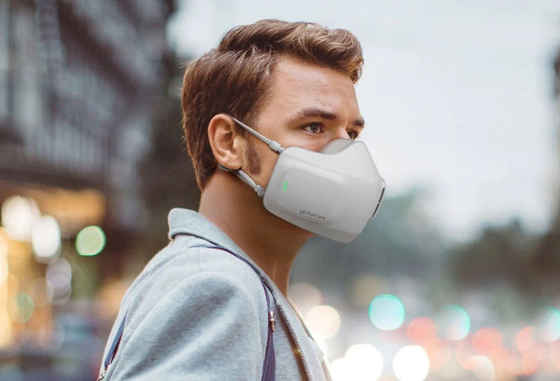 LG Puricare Air Purifying Mask: hombre llevando el dispositivo