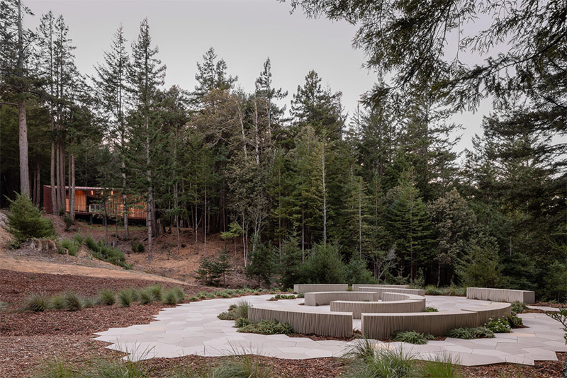 El cementerio sostenible de OpenScope Studio en California