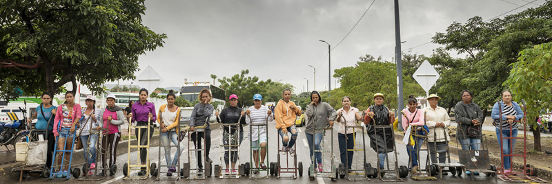 Teresa Margolles - La Piedra. Foto de mujeres con carritos de currier en el Puente Internacional Simón Bolívar