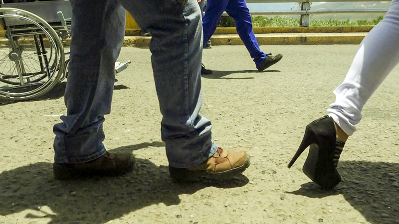 Teresa Margolles, Puente Internacional Simón Bolívar, 2018 (fotograma del vídeo). se ven pies de personas caminando