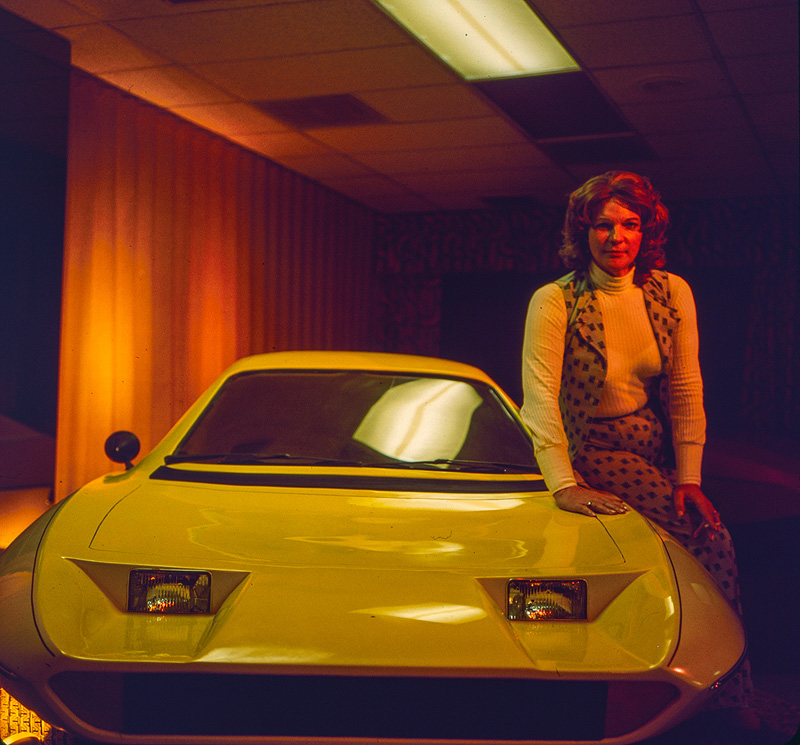 The Lady and the Dale - foto de Elizabeth Carmichael posando junto al Dale, coche que diseño
