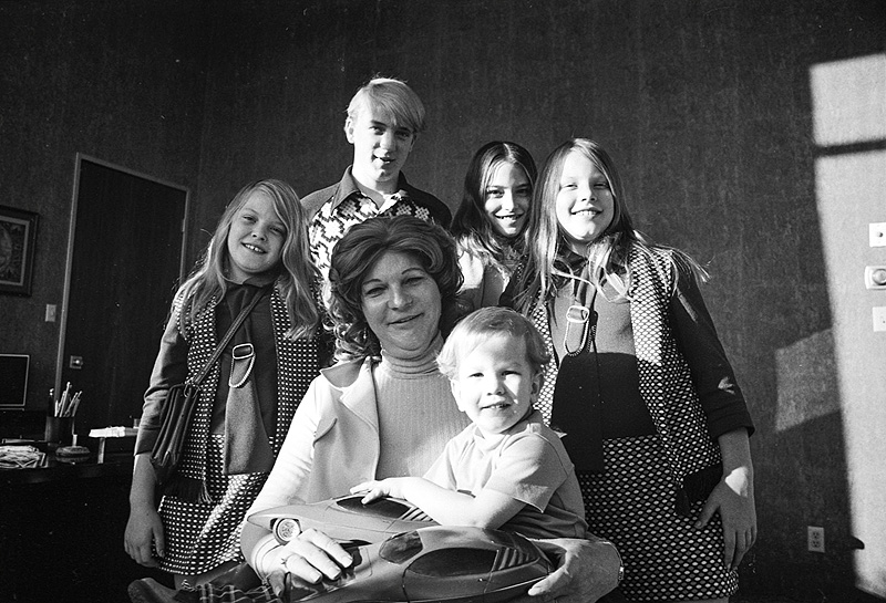 The Lady and the Dale - foto de Elizabeth Carmichael posando junto a su familia