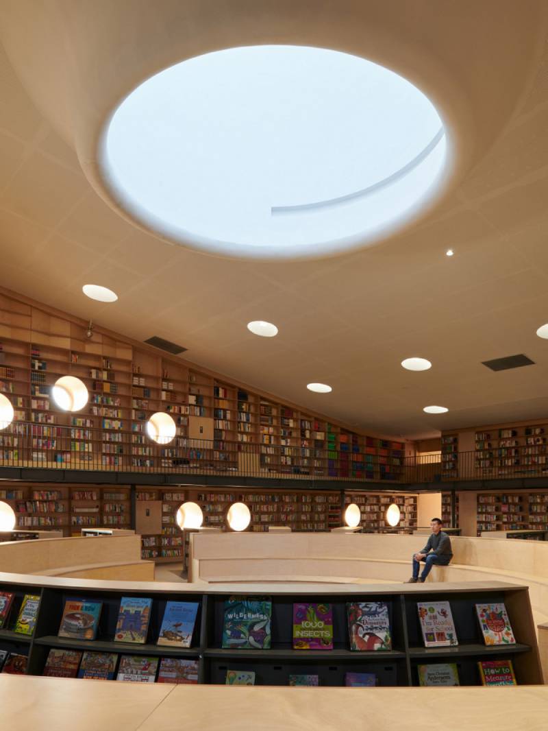 Open Architecture: biblioteca con tragaluz gigantesco en el techo