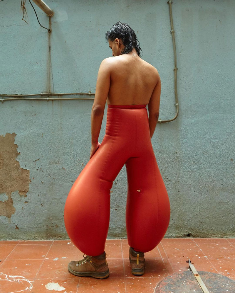 Pantalones hinchables de látex por Harikrishnan
