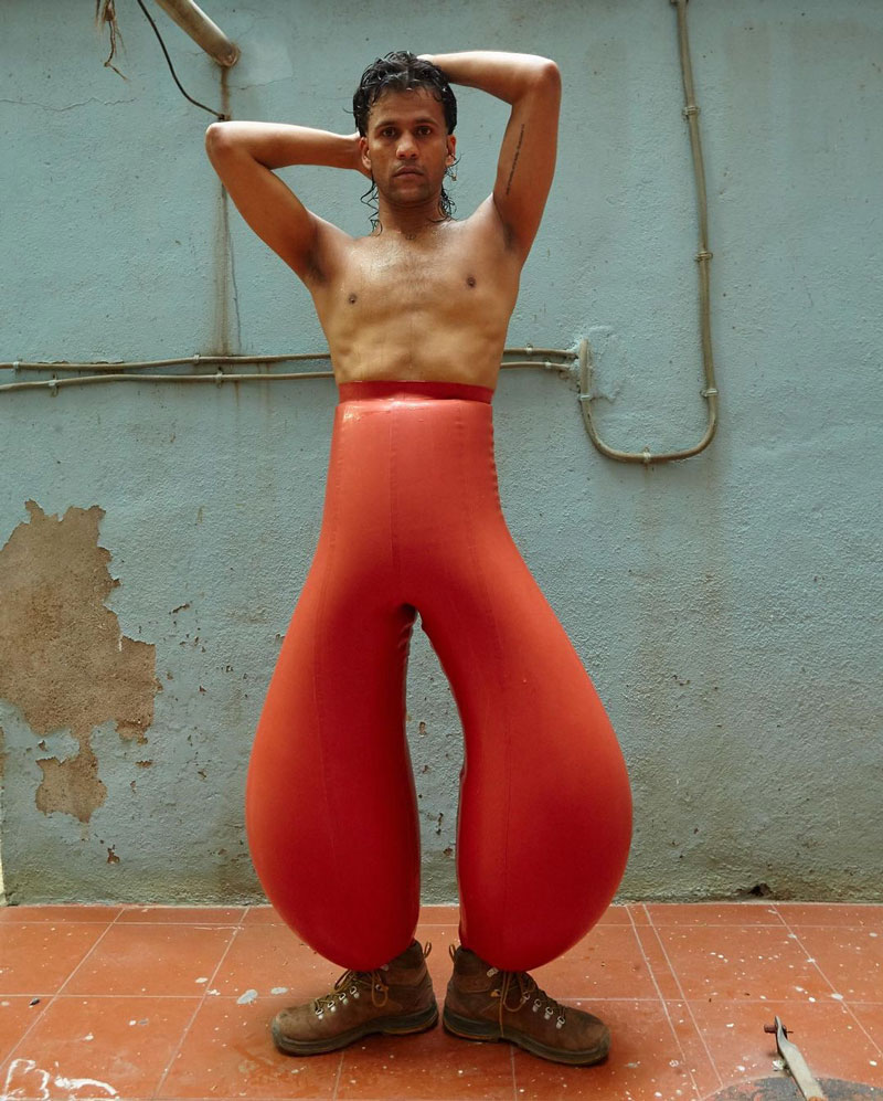 Pantalones hinchables de látex por Harikrishnan