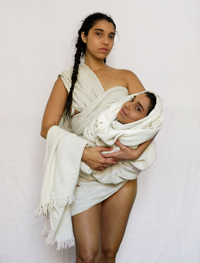 Alejandra Smits - foto de Alejandra Smits con un bebe entre las manos el cual tiene su cara