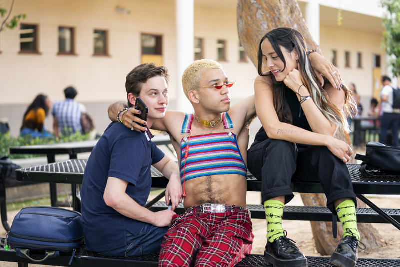 Generation: un grupo de estudiantes sentados en un banco.