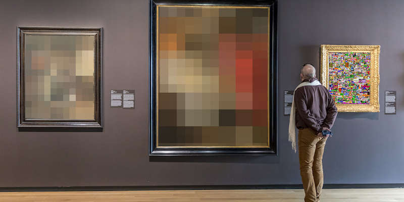 La Gran Conspiración_un museo con cuadros pixelados y un espectador