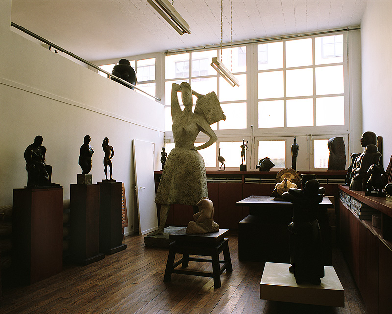 Carmela García, foto de una galería con estatuas a contraluz