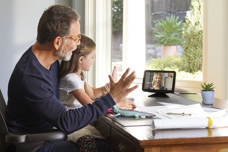 Ideas regalos San Valentín en Amazon: Alexa Echo 8 un padre y su hija en una videoconferencia