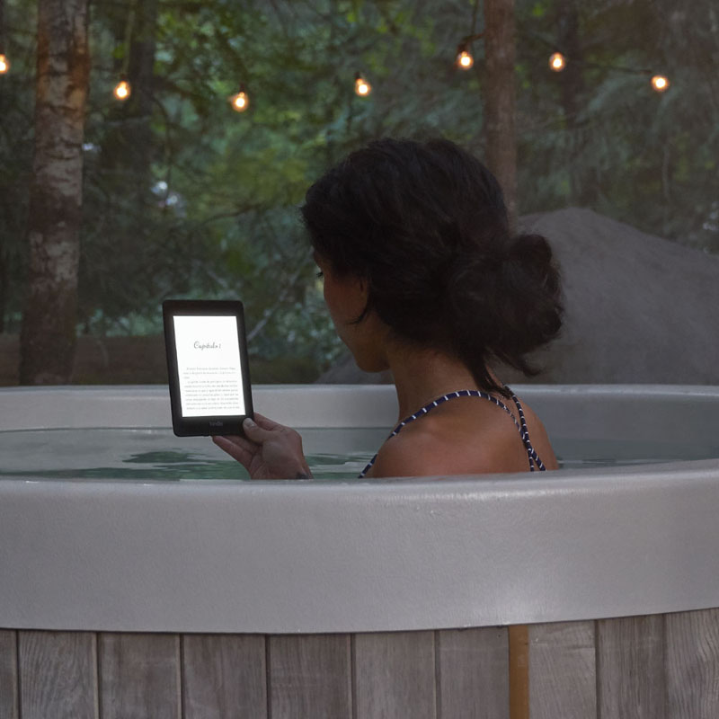 Ideas regalos San Valentín en Amazon: una chica en una bañera leyendo un libro electrónico