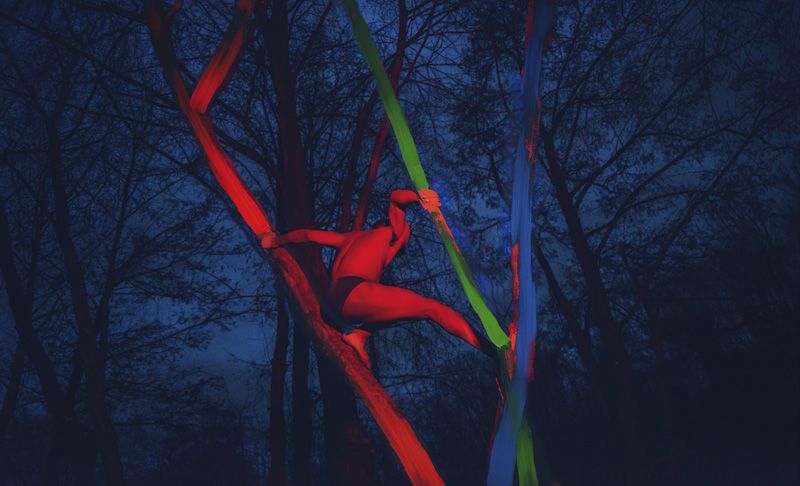 irene cruz - RGB , fotografía de hombre en calzoncillos subido a un arbol