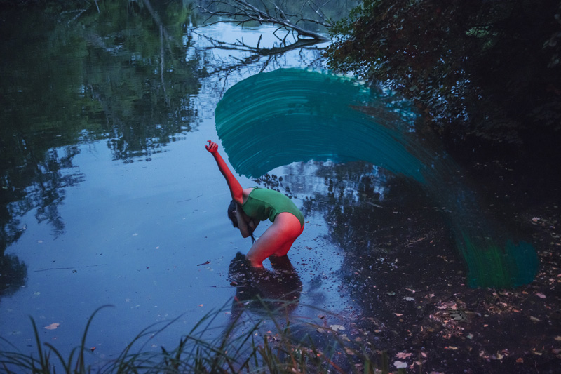 irene cruz - RGB , fotografía de mujer en en un lago a punto de bañarse
