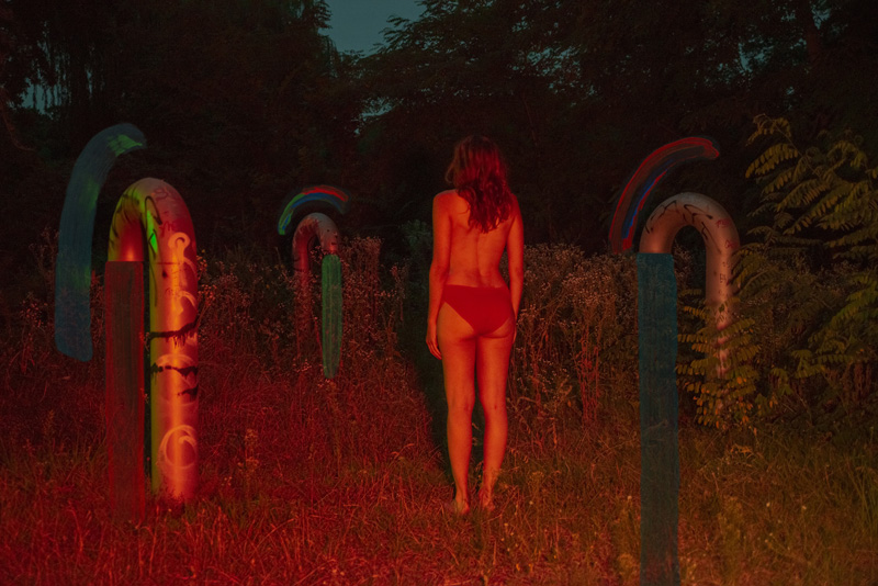 irene cruz - RGB , fotografía de mujer en ropa interior de espaldas en un descampado