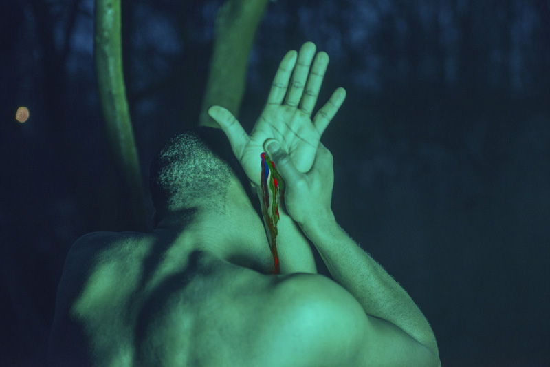 irene cruz - RGB , fotografía de hombre de espaldas mostrando la palma de una mano
