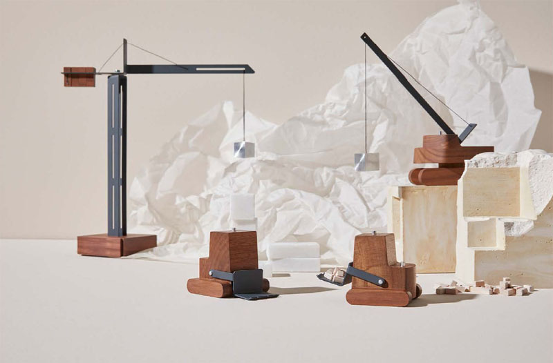 Mad Lab nuevas colecciones Made studio y Mario Ruiz: pequeños objetos de madera que representan gruas, hormigoneras, escavadoras