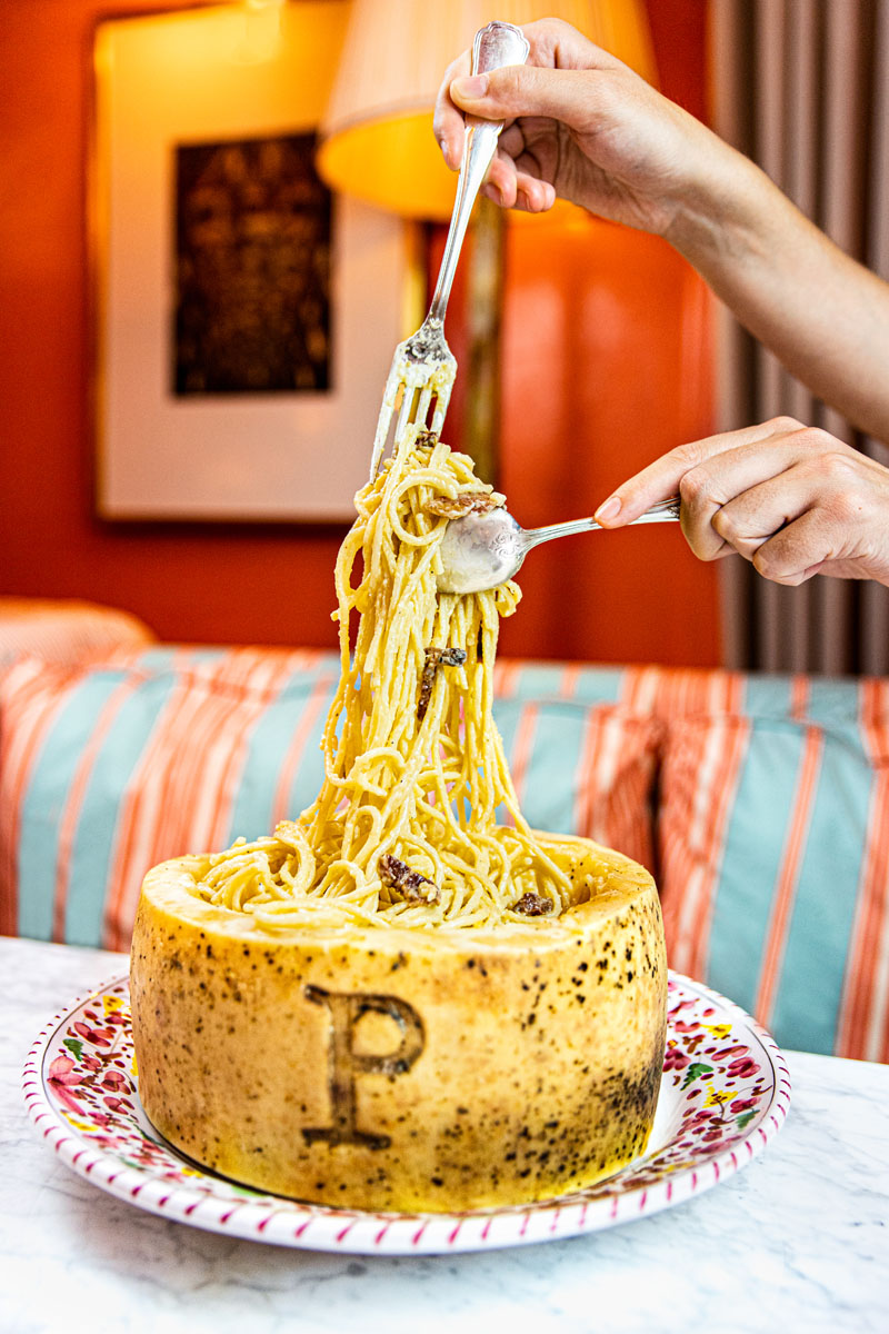 Restaurante Bel Mondo: uno de los platos estrella la gran carbonara, los spagetthi salen de un queso