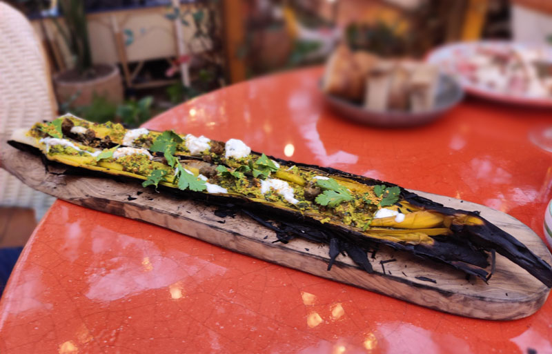Restaurante Bel Mondo: una tabla gigante con un puerro cocinado en el horno de leña