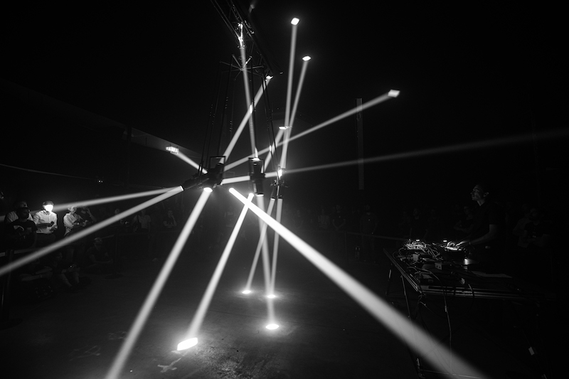 Canal Connect, foto en blanco y negro de una instalación con lasers que se cruzan