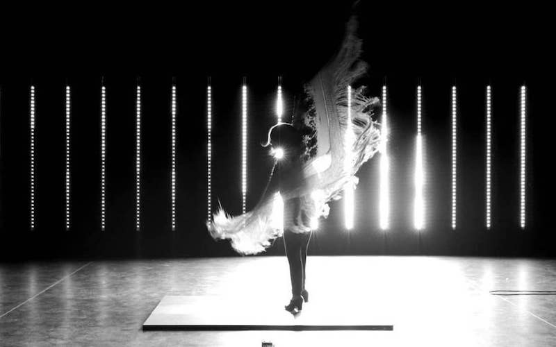 Canal Connect, una chica bailando con un escenario rodeado de luces diodos y lasers
