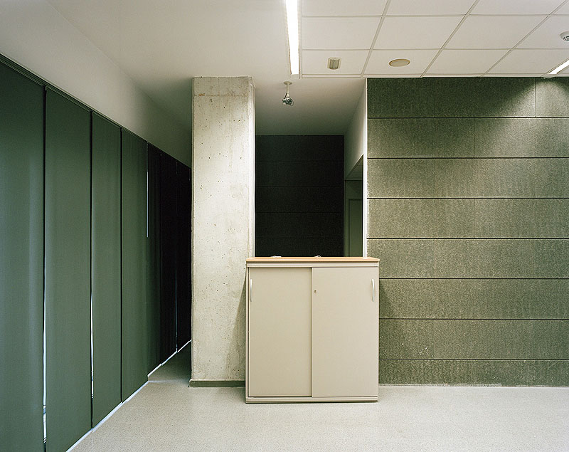 Lumínic - festival de fotografía - imagen de un pasillo con armario de oficina