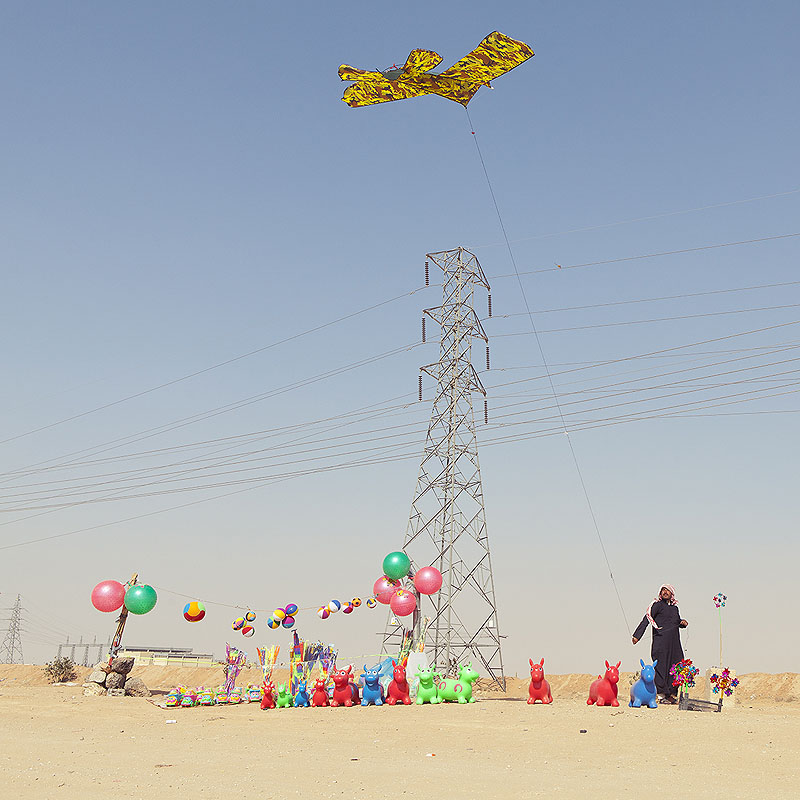 Lumínic - festival de fotografía - imagen de juguetes hinchables en el desierto