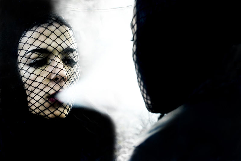 Lumínic - festival de fotografía - imagen de mujer con redecilla exalando humo