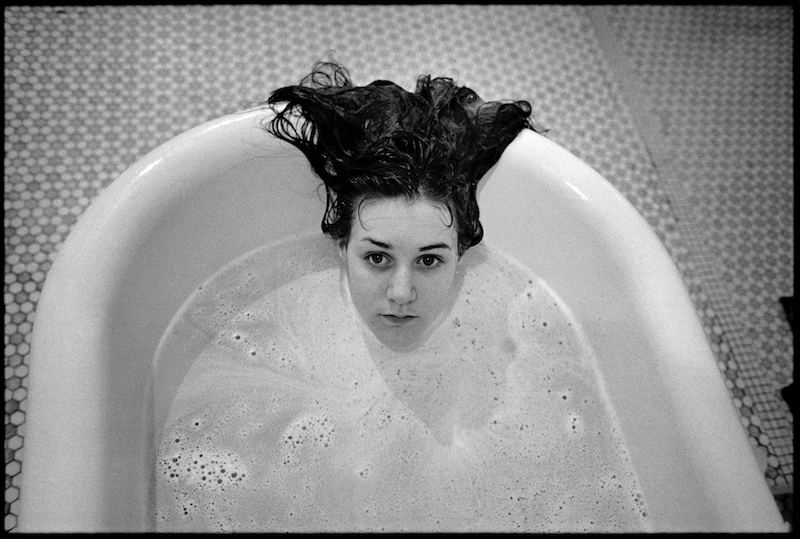 Mary Ellen Mark retrato en blanco y negro de una chica adolescente en la bañera