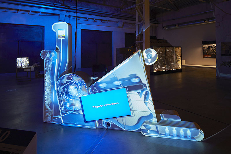Neil Beloufa - instalación artística con pantallas, neones, etc