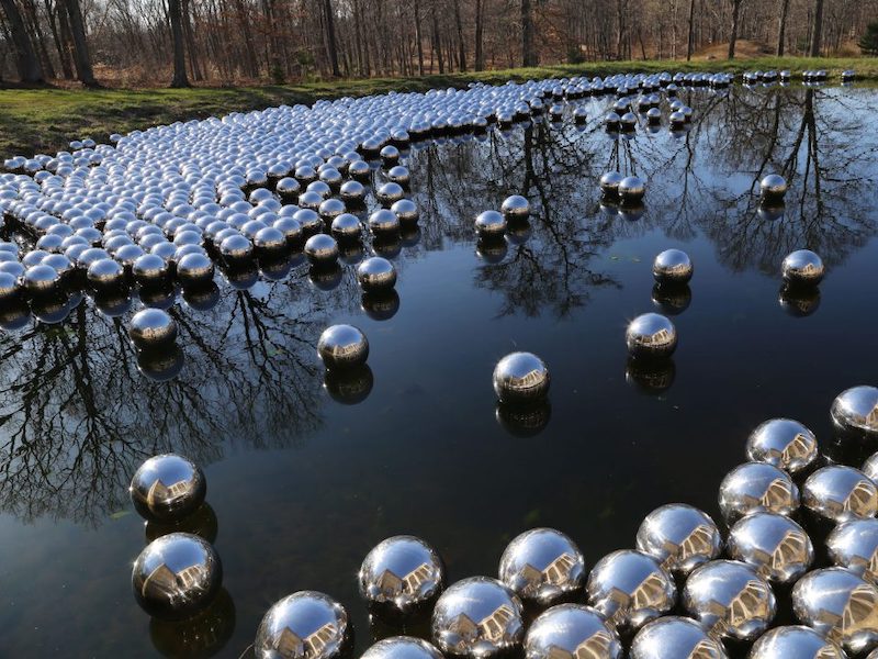 Yayoi Kusama instalación en el suelo con agua de bolas metálicas