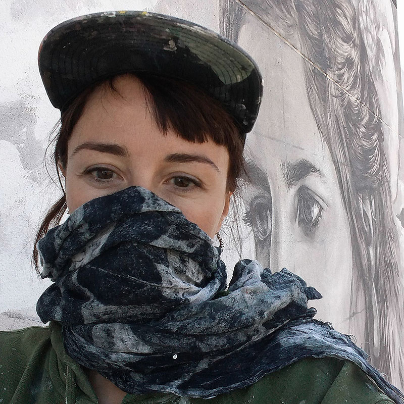 Lula Goce: retrato de la artista con un fular sobre el rostro