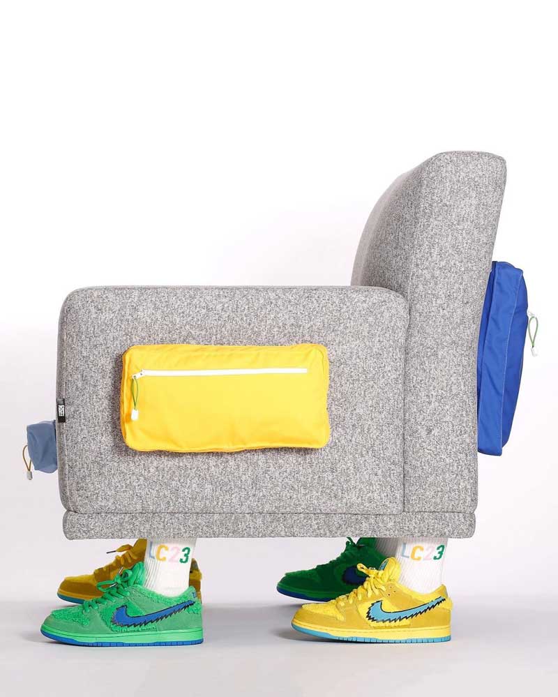 El sillón con zapatillas perfecto para sneakerheads.