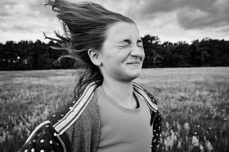 Festival Internacional de Fotografía de Castilla y León - retrato de niña en blanco y negro le dá el viento en la cara