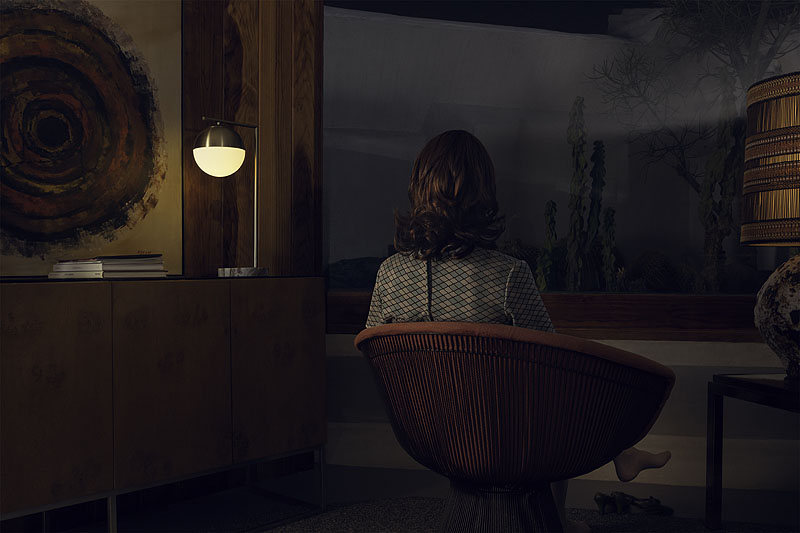 Festival Internacional de Fotografía de Castilla y León - foto de mujer sentada de espaldas, en la habitación hay muy poca luz