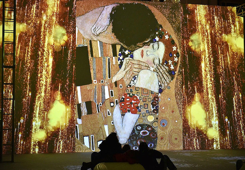 KLIMT la experiencia inmersiva, una habitación rodeada de proyecciones de pinturas de Klimt en suelo y 4 paredes