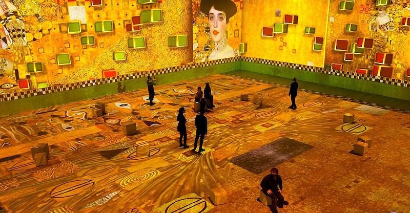 KLIMT la experiencia inmersiva, una habitación rodeada de proyecciones de pinturas de Klimt en suelo y 4 paredes
