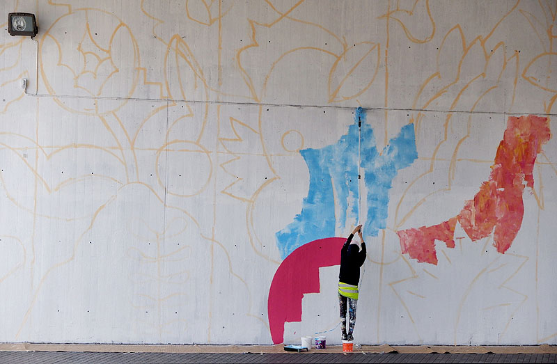 Mina Hamada - mural colorido abstracto en fachada
