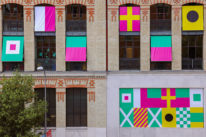 Nuria Mora - La Casa Encendida, intervención en la fachada con banderas naúticas