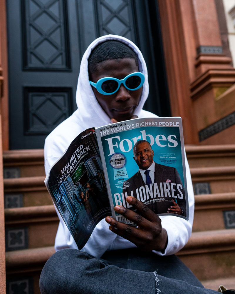 ¿cuántas criptomonedas hay en el mundo? un hombre leyendo una revista de los hombres millonarios