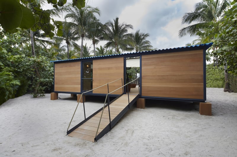 Exposición Charlotte Perriand Museo Diseño Londres: una casa prefabricada en una playa