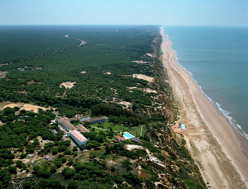 los mejores paradores de Espana: vista aérea del complejo al lado del mar