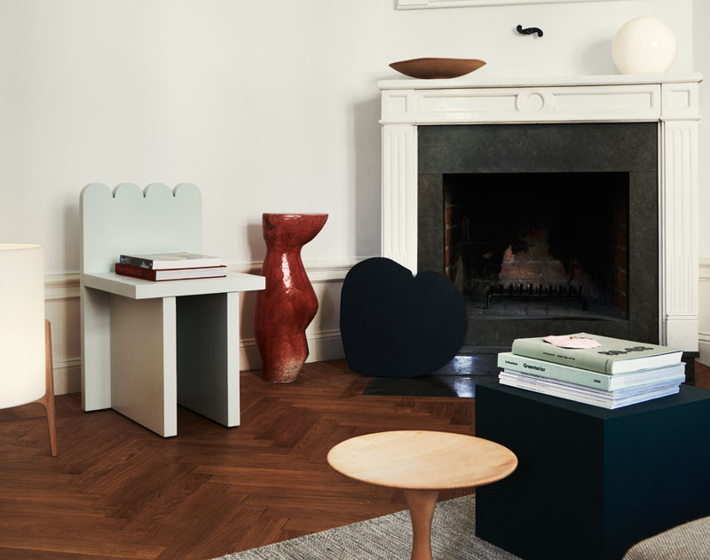 Novedades mobiliario e Iluminación: silla de madera en color azul claro