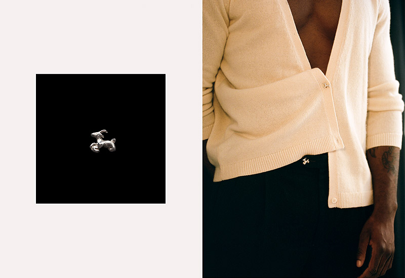 Carla Souto - fotografía de estudio con fondo negro, el modelo presenta una pieza de joyería