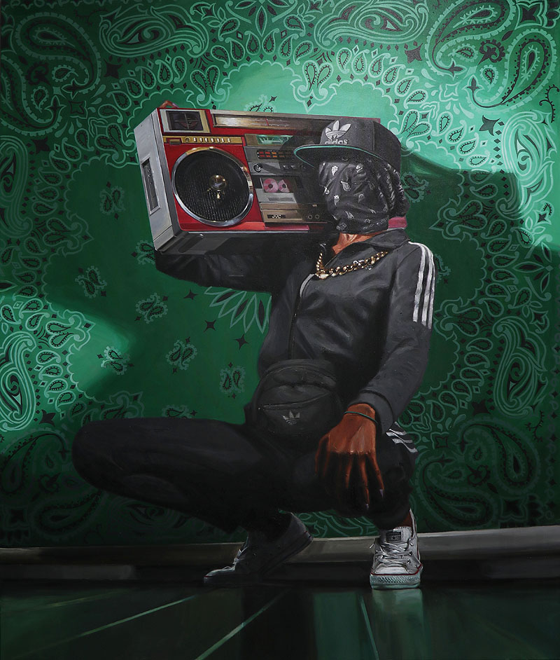 Idowu Oluwaseun - Retrato al oleo de un joven de raza negra con chandal negro de Adidas, en cunclillas, sujetando un radiocassette en el hombro, lleva la cara tapada con un pañuelo