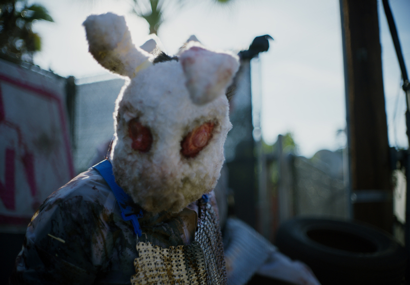 La Purga: Infinita. Un hombre con máscara de conejo.