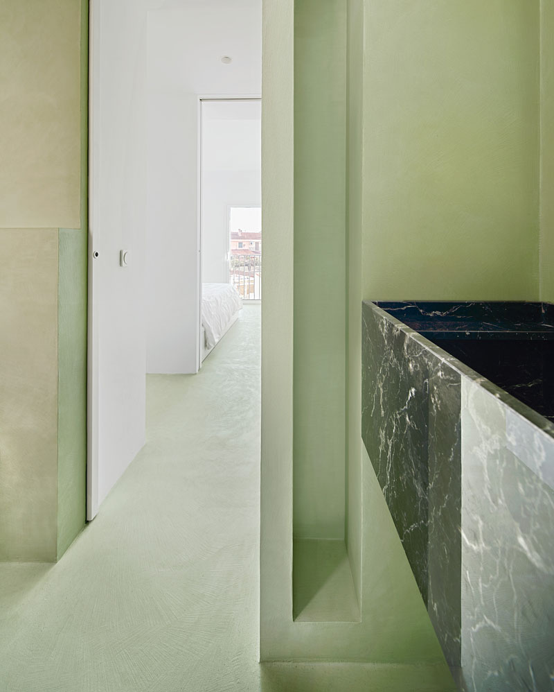 Beatriz Alés Atelier Casa Witiza: dromitorio y parte del baño en la planta superior